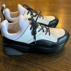 Beautiful 100% authentic sneakers. Excellent like new condition.